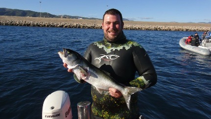 Tasis Peroulis con il pesce serra che ha contribuito al suo successo nel Master (foto V. Prokic)