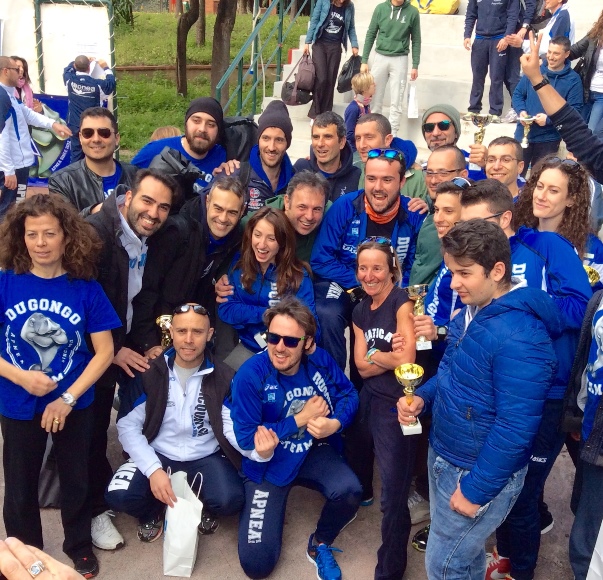 Un gruppo di atleti festeggia dopo la premiazione (foto L. Ebreo)