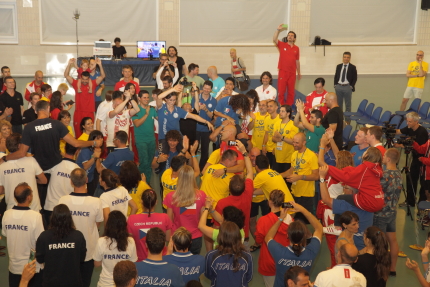 Ballo finale con staff di assistenza ed atleti (foto S. Rubera)