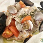 Filetto di pesce serra al cartoccio con frutti di mare e pomodorini