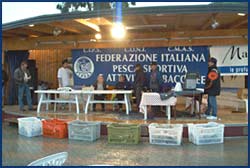 Il palco con le casse del pescato