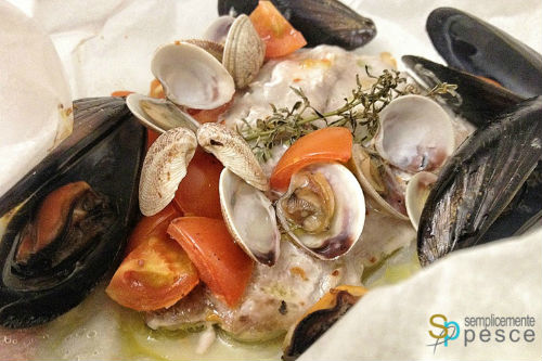 Ricetta: pesce serra al cartoccio con frutti di mare